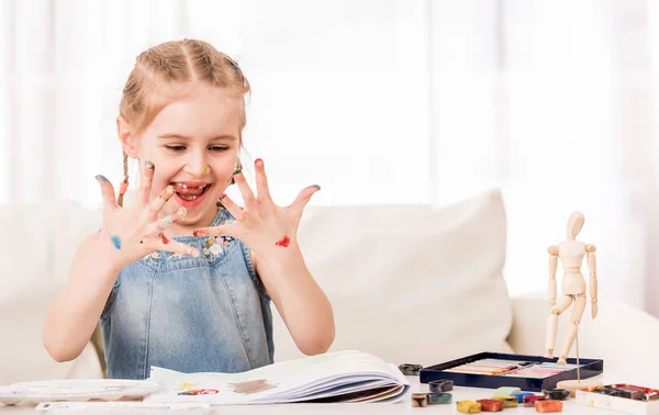 Mädchen zeigt ihre bemalten Handflächen — Stockfoto