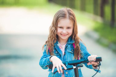 Parkta binmek ten zevk alan çocuk