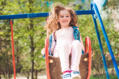 Parkta salıncakta küçük çocuk