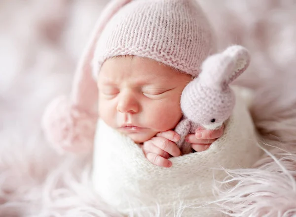 Lindo bebé recién nacido somnoliento —  Fotos de Stock
