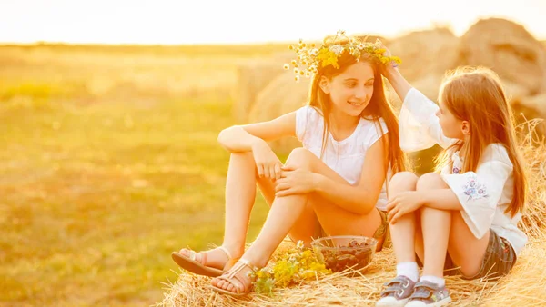 Twee zusters die tijd doorbrengen in het veld — Stockfoto