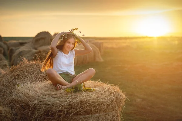 Härlig tonårs flicka med blommig bukett, på höstack — Stockfoto