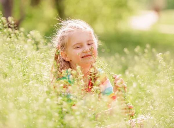 Niño descansando en el campo verde — Foto de Stock