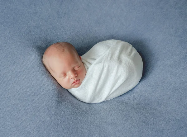 Новорожденный ребенок спит в одеяле — стоковое фото