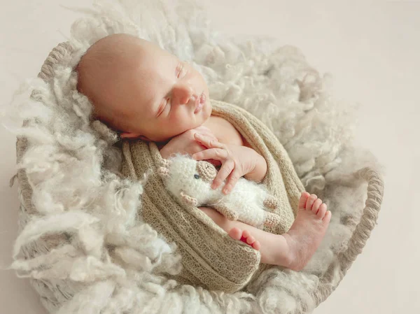Recién nacido durmiendo en una manta de lana — Foto de Stock