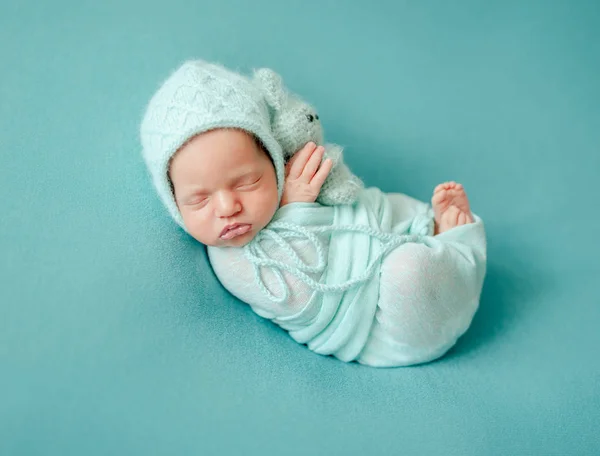 Nouveau-né dormant dans une couverture — Photo