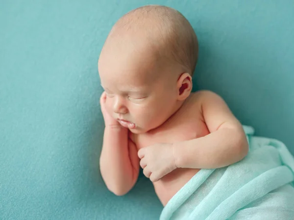 Niño recién nacido durmiendo en manta —  Fotos de Stock