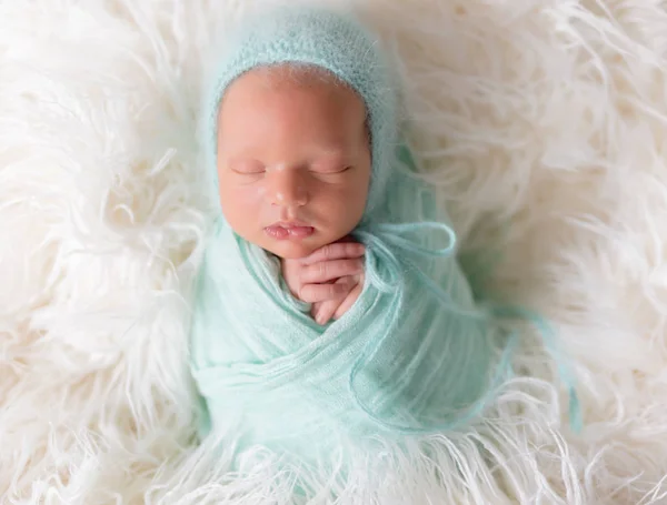 Новорожденный ребенок лежит с вязаной игрушкой — стоковое фото