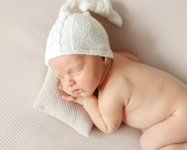 Baby schläft auf Kopfkissen — Stockfoto