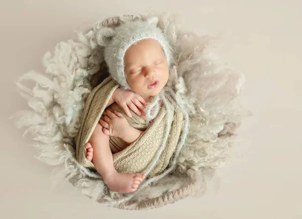Nyfødt som sover på ullteppe – stockfoto