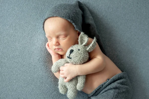 Petit bébé dormant avec son jouet — Photo