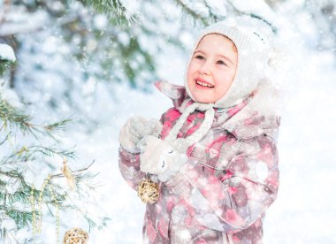 Noel ağacı süsleyen küçük kız