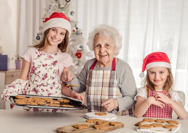 Avó com netas assar biscoitos — Fotografia de Stock