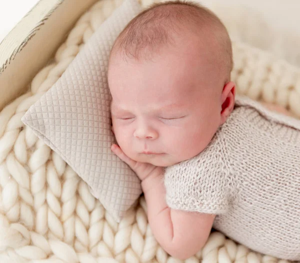 Neugeborenes Mädchen schläft in einem kleinen Bett — Stockfoto