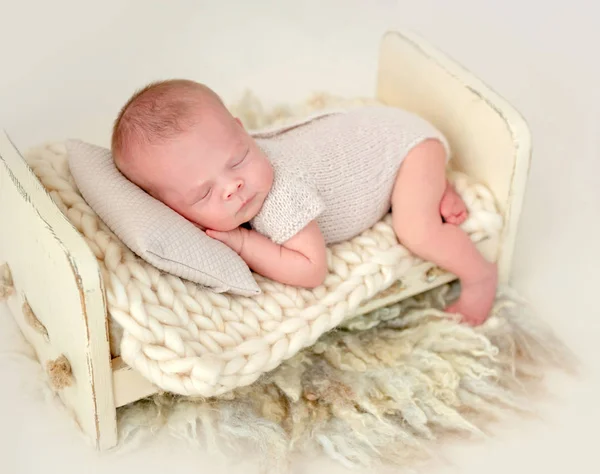 Noworodek dziewczynka śpi w małym łóżku — Zdjęcie stockowe