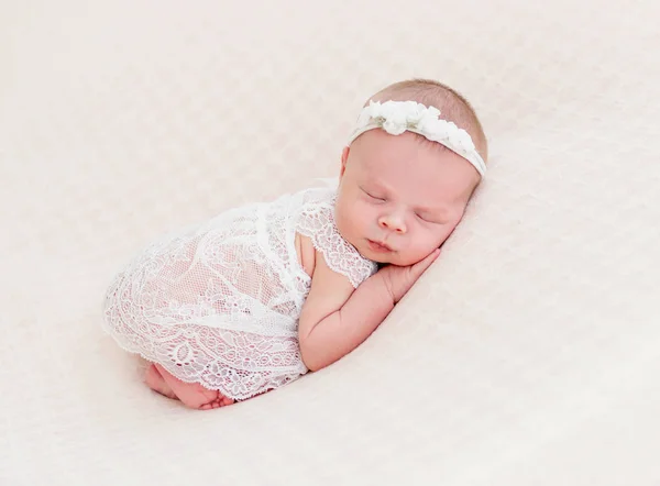 Pasgeboren baby slapen — Stockfoto