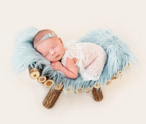 Newborn baby girl sleeping in a little bed — Stock Photo, Image
