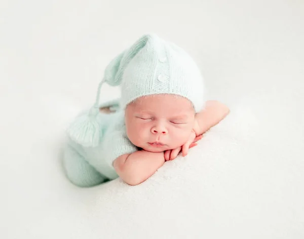 Novorozené dítě spící v mátový oděv — Stock fotografie