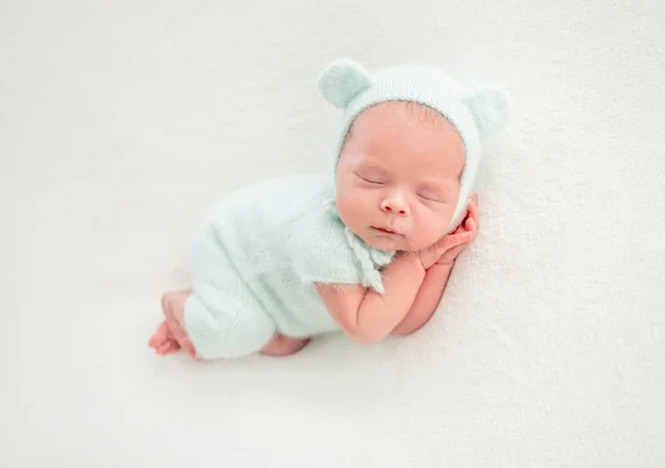 Pasgeboren baby slapen in Mint kleding — Stockfoto