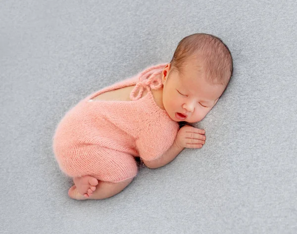 Bambino appena nato che dorme — Foto Stock