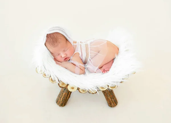 Bebê recém-nascido menina dormindo em uma pequena cama — Fotografia de Stock