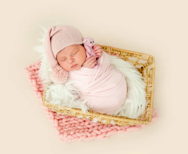 Novorozené dítě spící s malou hračkou — Stock fotografie