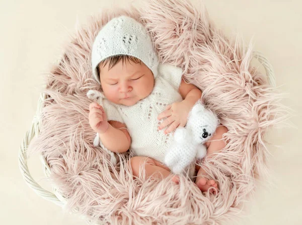 Bebé recién nacido durmiendo en la cesta — Foto de Stock