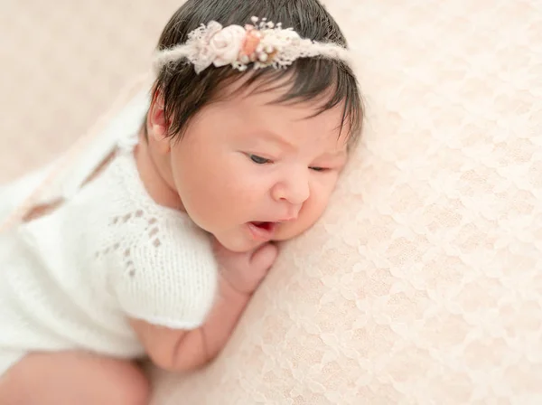 Bebé recién nacido durmiendo — Foto de Stock