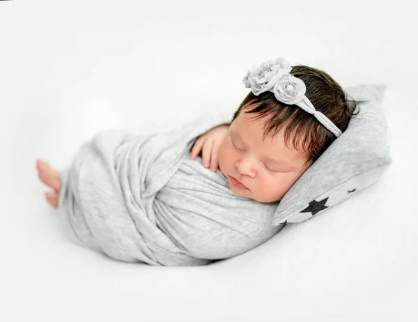 Novorozené dítě spící na malém polštáři — Stock fotografie
