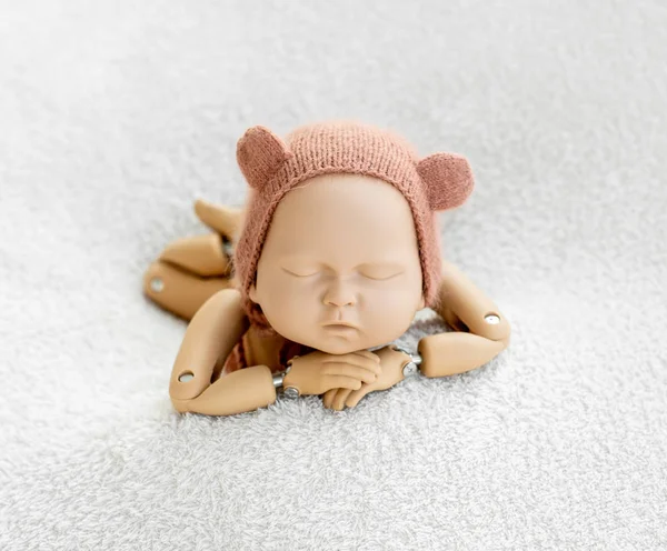 Manekin noworodka do zdjęć pozowanie — Zdjęcie stockowe