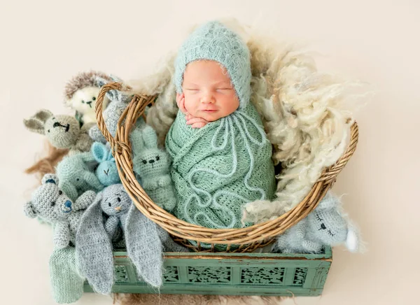 Ragazzo appena nato avvolto in una coperta — Foto Stock