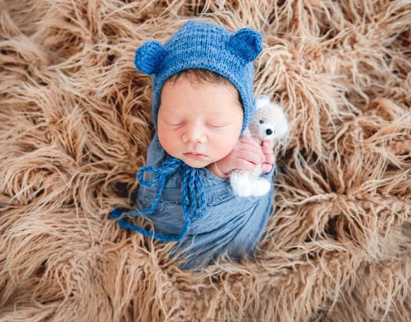 Niño recién nacido envuelto en una manta —  Fotos de Stock