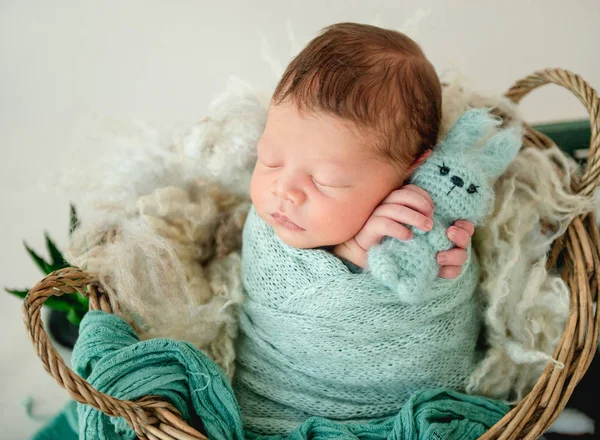 Nowo narodzony chłopiec owinięty w koc — Zdjęcie stockowe