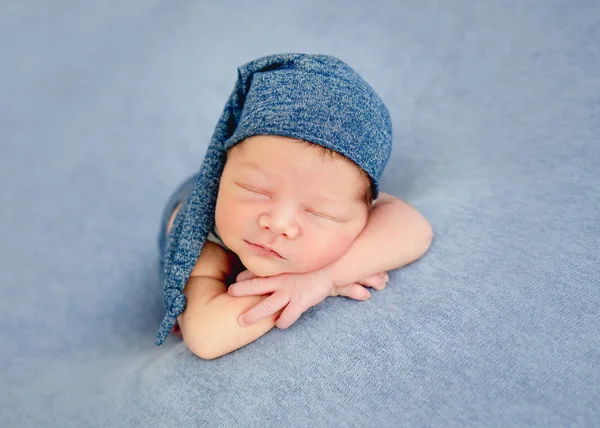 Netter Junge in blauer Mütze schläft — Stockfoto