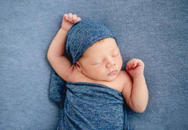 Pasgeboren jongen verpakt in een deken — Stockfoto