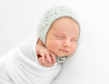 Bir battaniye sarılmış yenidoğan çocuk