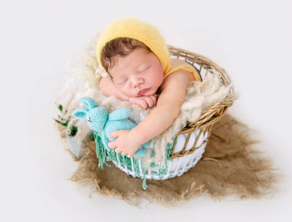 Rapaz recém-nascido embrulhado num cobertor — Fotografia de Stock