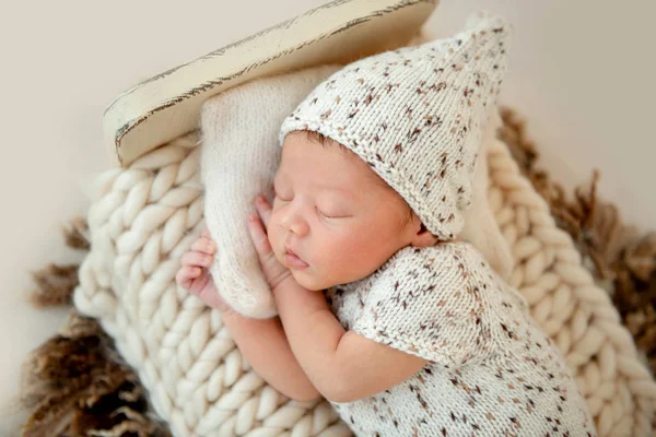 Rüya gibi yeni doğan bebek yatakta uyku — Stok fotoğraf