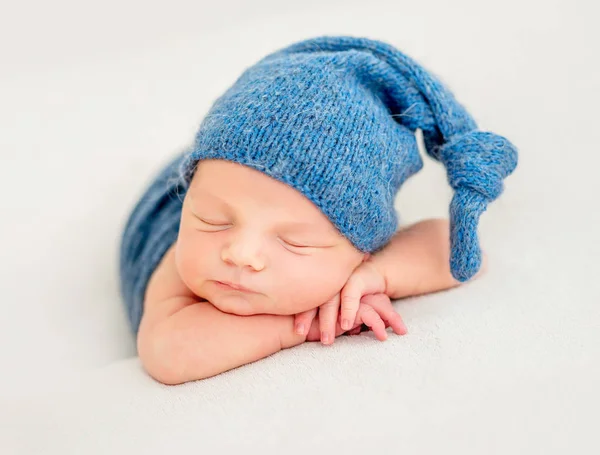Симпатичный мальчик в голубой шляпе спит. — стоковое фото