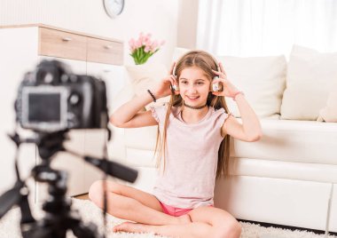 Genç gülümseyen videobloger genç kız