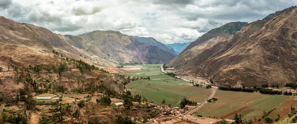 Montañas lejanas bajo el cielo azul — Foto de Stock