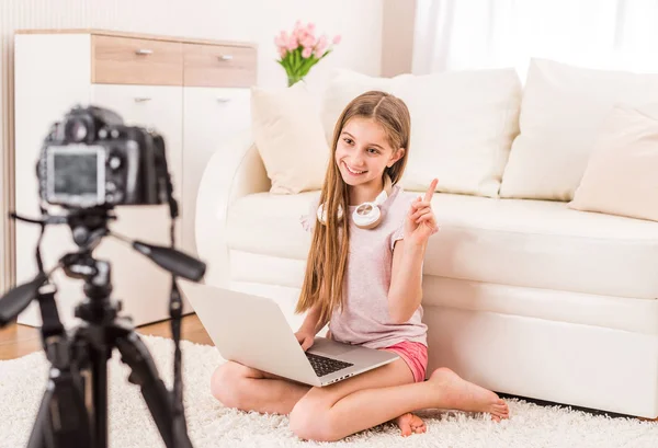 Joven sonriente videobloger adolescente chica — Foto de Stock