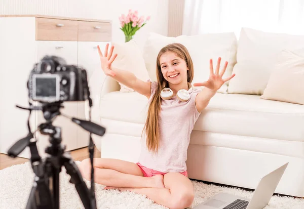 Genç gülümseyen videobloger genç kız — Stok fotoğraf