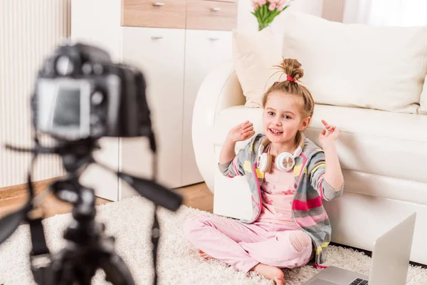 Malá dívka nahrávání videa — Stock fotografie