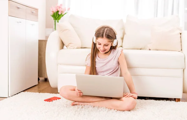 Young girl taking photo at the tablet — Stock Photo, Image