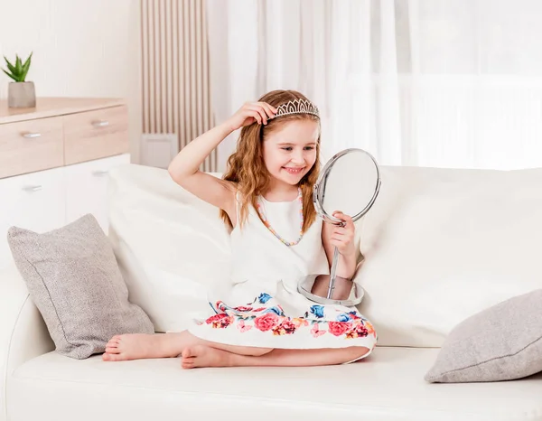 Menina tentando em novo diadema — Fotografia de Stock