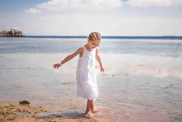 Klein meisje spelen in de buurt van water — Stockfoto