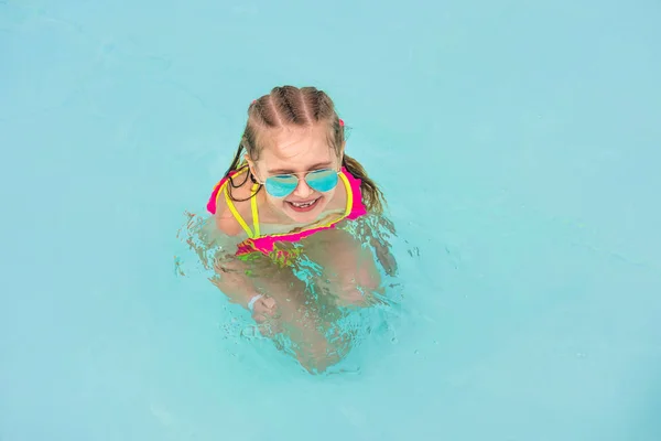 Kind im Schwimmbad — Stockfoto