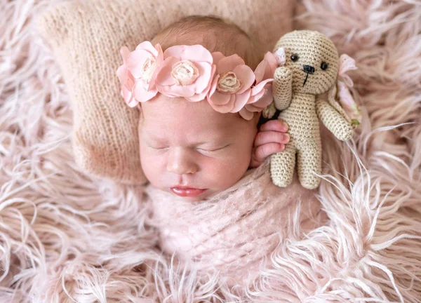 Slaperig pasgeboren in bed — Stockfoto