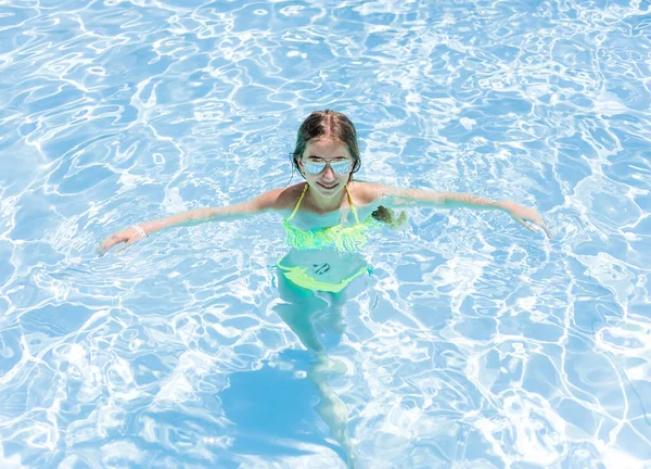 Adolescente relajándose en agua tropical —  Fotos de Stock